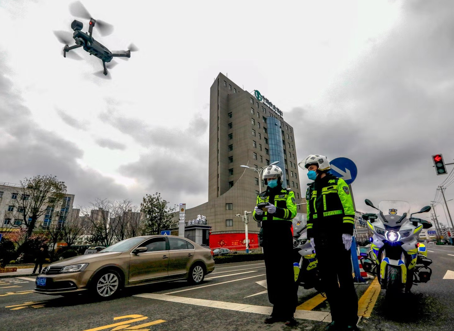 廈門市啟用警用無人機協(xié)助勸導(dǎo)行人安全文明出行(圖1) 廈門市啟用警用無人機協(xié)助勸導(dǎo)行人安全文明出行(圖1)