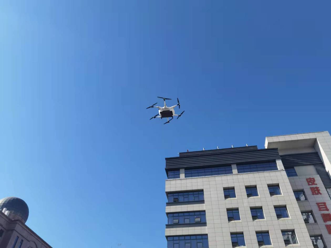 防疫有方 西安一醫(yī)院6分鐘內通過無人機跨院區(qū)送藥成功(圖1) 防疫有方 西安一醫(yī)院6分鐘內通過無人機跨院區(qū)送藥成功(圖1)