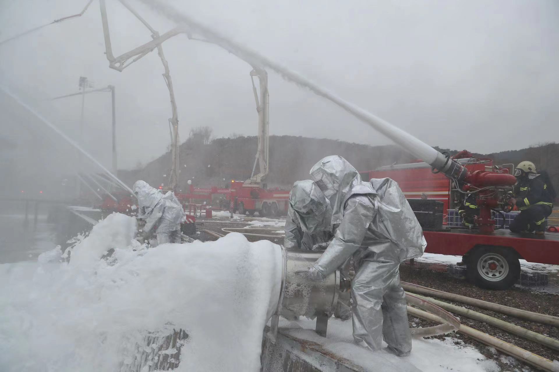 無(wú)人機(jī)大顯身手 北京火災(zāi)現(xiàn)場(chǎng)應(yīng)急救援演練成功(圖1) 無(wú)人機(jī)大顯身手 北京火災(zāi)現(xiàn)場(chǎng)應(yīng)急救援演練成功(圖1)