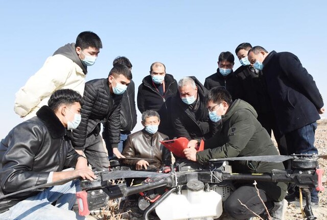 “冬閑變冬忙” 尉犁縣將無人機(jī)實(shí)操課堂搬到田間地頭(圖1) “冬閑變冬忙” 尉犁縣將無人機(jī)實(shí)操課堂搬到田間地頭(圖1)