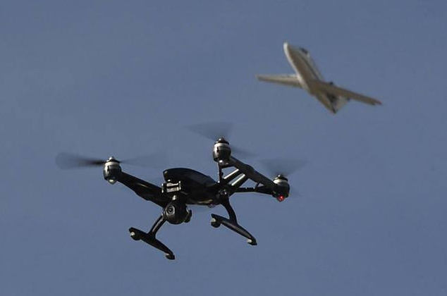 兩會聲音 近年來無人機(jī)意外頻出 需立法遏制 “黑飛”(圖1) 兩會聲音 近年來無人機(jī)意外頻出 需立法遏制 “黑飛”(圖1)