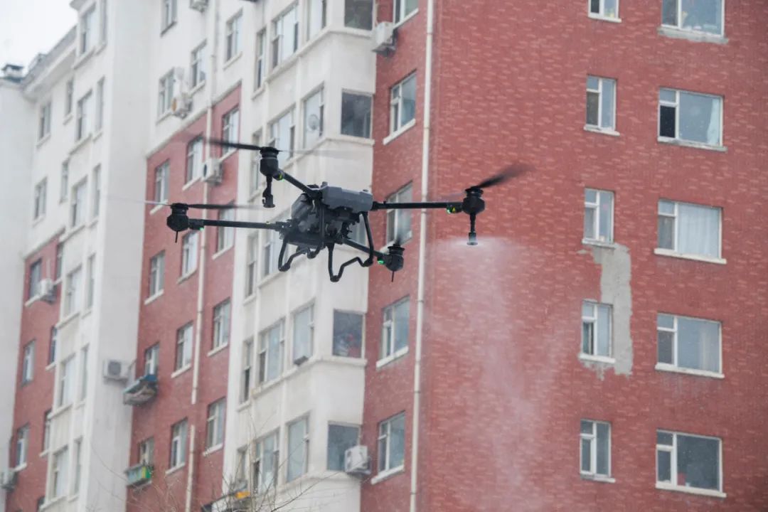 無人機進社區(qū)構(gòu)建“三位一體”堅固疫情防控體系(圖2) 無人機進社區(qū)構(gòu)建“三位一體”堅固疫情防控體系(圖2)