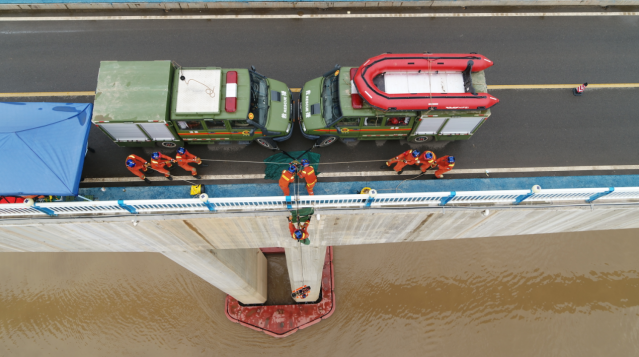 云南森林消防利用大載重無人機開展抗洪搶險聯(lián)合演習(圖1) 云南森林消防利用大載重無人機開展抗洪搶險聯(lián)合演習(圖1)