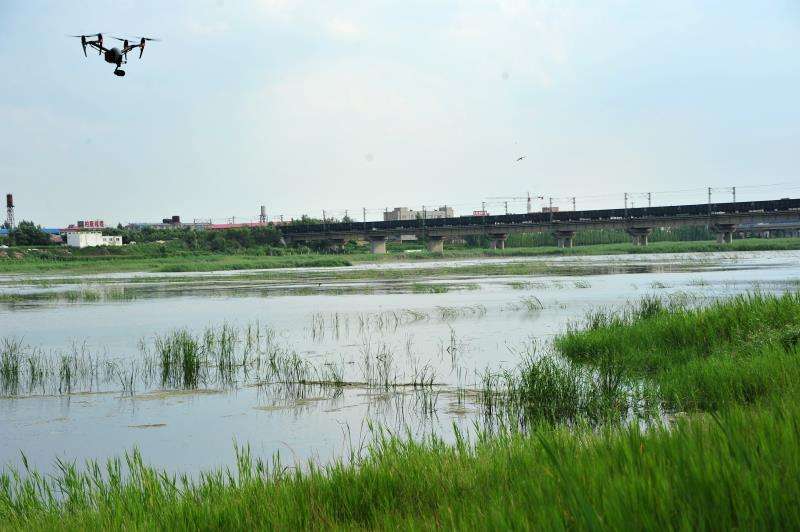 安徽烈山區(qū)利用無人機擔任“巡河員” 開展全區(qū)水污染防治(圖1) 安徽烈山區(qū)利用無人機擔任“巡河員” 開展全區(qū)水污染防治(圖1)