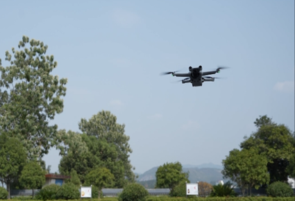 無(wú)人機(jī)高空巡航全面筑牢宜章縣森林防火防線(圖1)