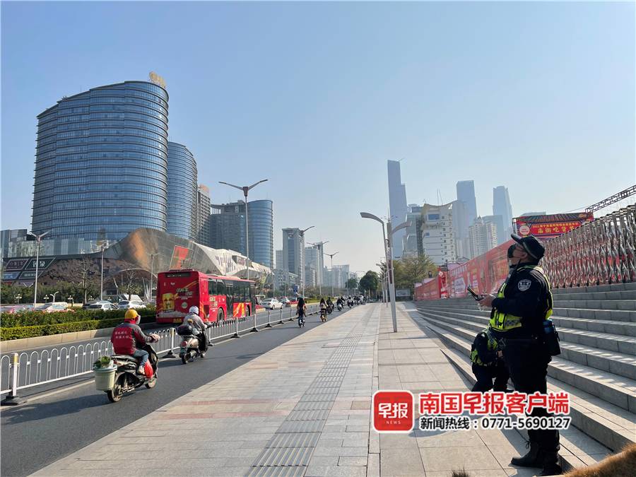 南寧交警出動(dòng)無(wú)人機(jī),1個(gè)小時(shí)抓拍多輛違法車輛(圖1) 南寧交警出動(dòng)無(wú)人機(jī),1個(gè)小時(shí)抓拍多輛違法車輛(圖1)