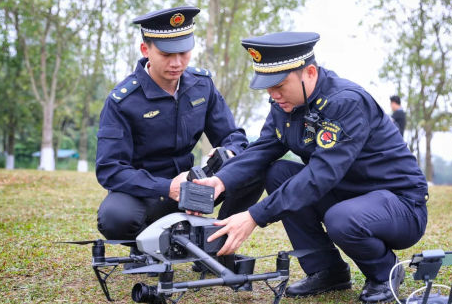 ?？谑谐枪芾脽o人機喊話勸離垂釣市民(圖3)