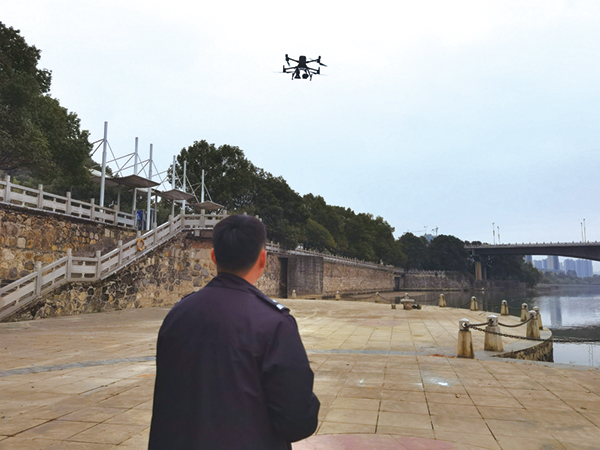 巡檢無人機空中喊話勸阻違規(guī)垂釣(圖1) 巡檢無人機