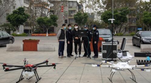 防疫一線運(yùn)用消防無人機(jī)喊話宣傳消防及防疫知(圖2) 消防無人機(jī)