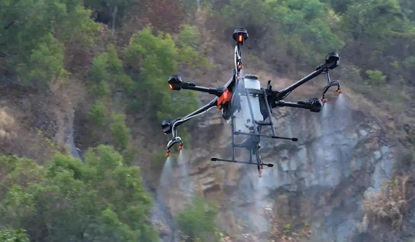 消防無人機(jī)化身喊話小喇叭 抗疫防火宣傳兩不誤(圖1) 工業(yè)無人機(jī)